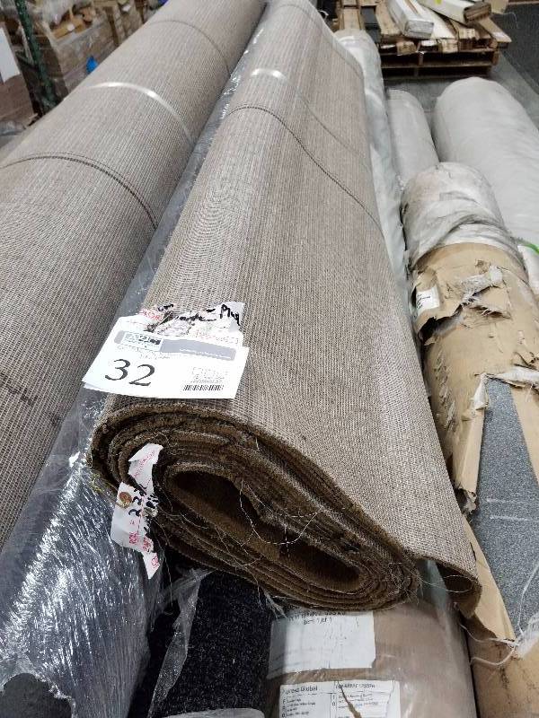 lot 32 image: Cut Pile Plush Border Carpet