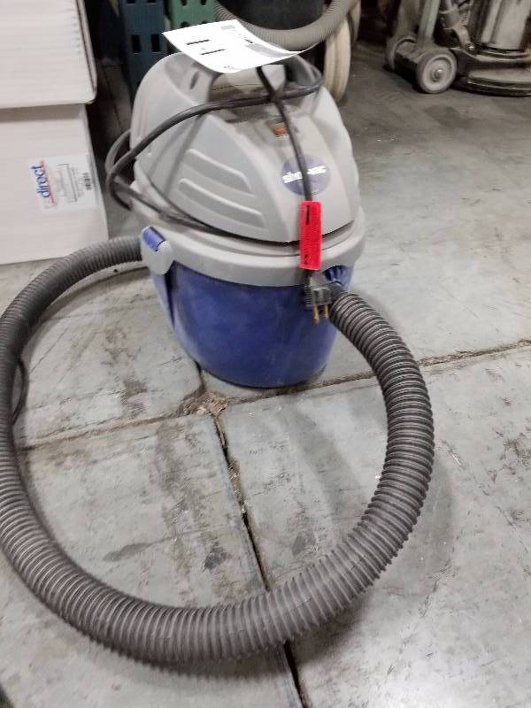 lot 14 image: Shop Vac 2.5-Gallon 2.5 hp WetDry Vac