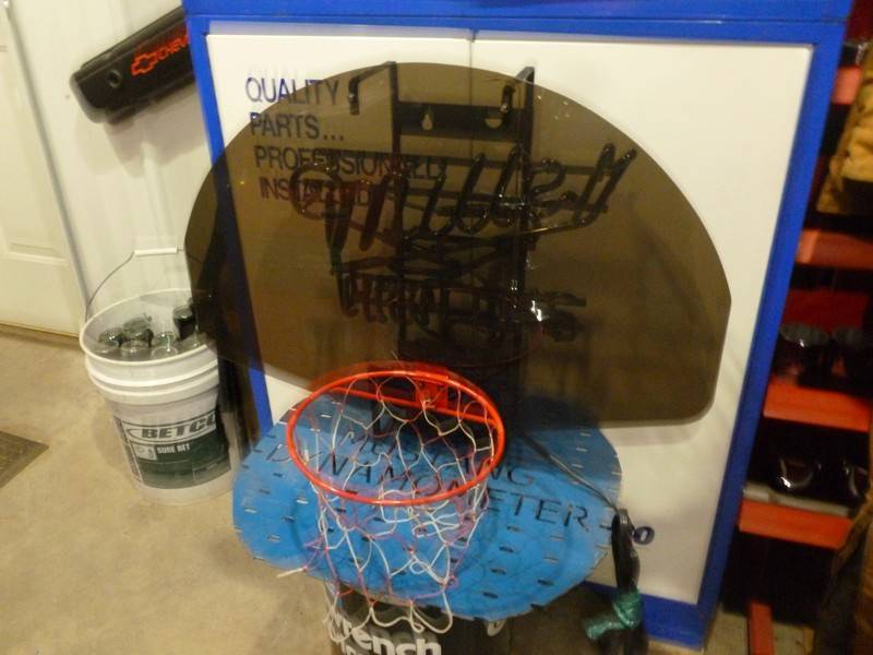 SnS Auctions # 297 Sporting goods, Beers signs & Misc.