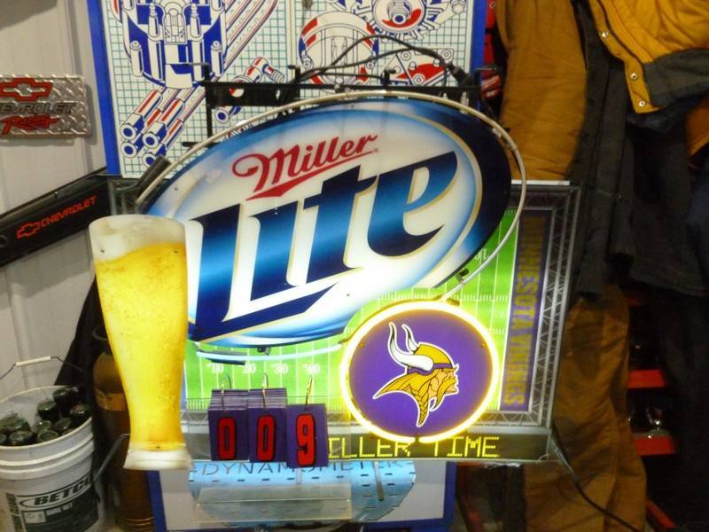 SnS Auctions # 297 Sporting goods, Beers signs & Misc.