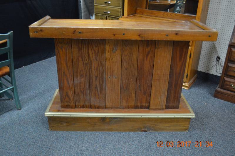 lot 31 image: Nice Bar with Foot rest and shelves in the back