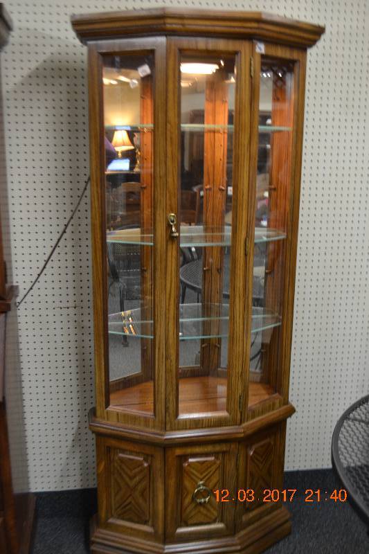 lot 32 image: Curio Cabinet with light and 3 glass shelves