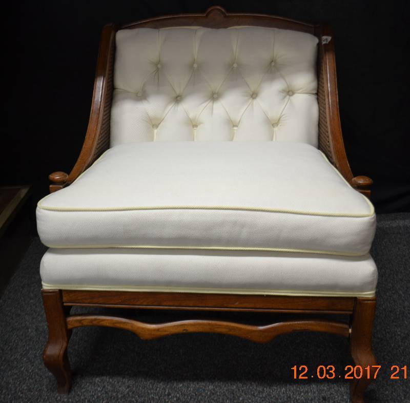 lot 33 image: Cream Upolstered Chair