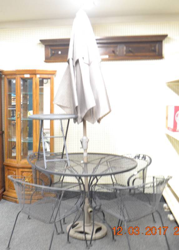 lot 35 image: Metal Patio Set