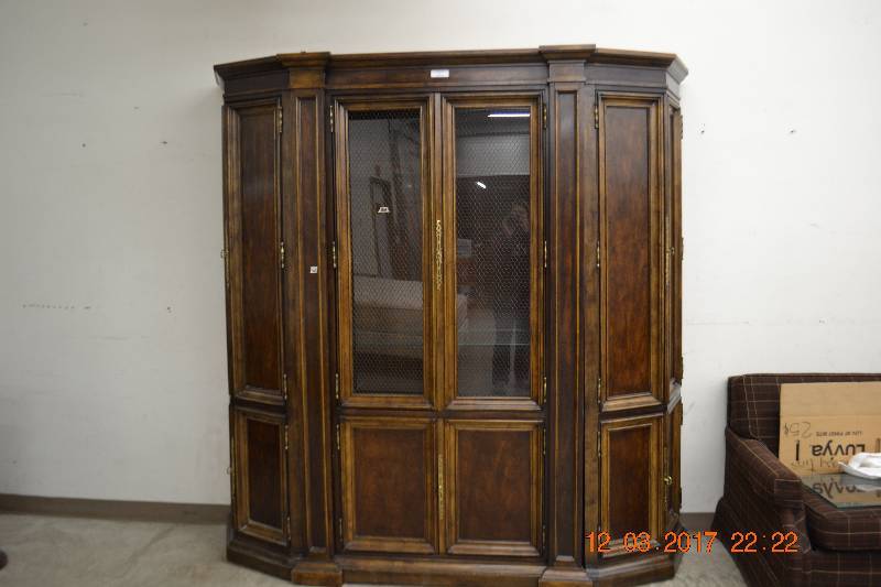 lot 38 image: Beautiful China Cabinet 5 pieces