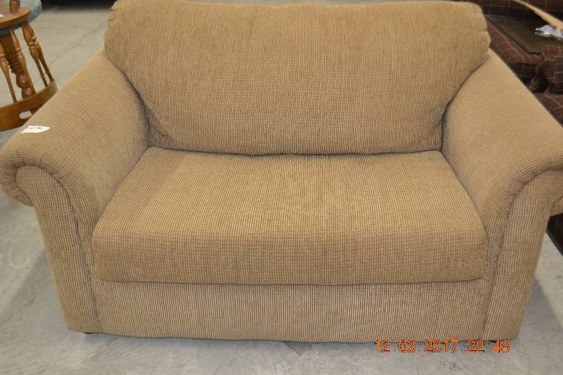 lot 39 image: Loveseat Hydabed