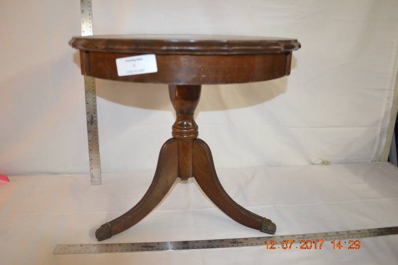 lot 41 image: Fluted Edge Table