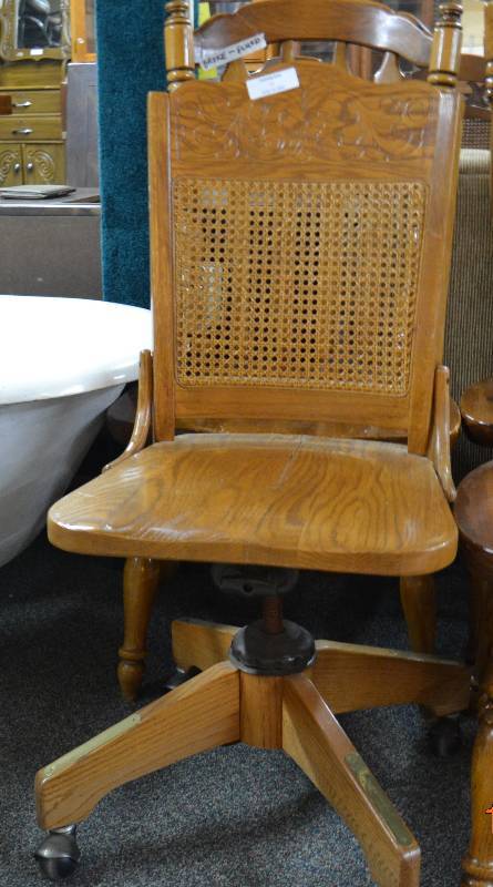 lot 43 image: Oak Office Chair