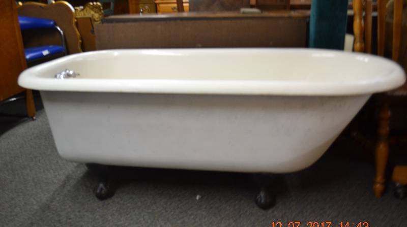 lot 44 image: 5 Foot Cast Iron Tub with Claw Feet