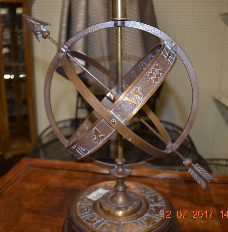 lot 46 image: Lamp