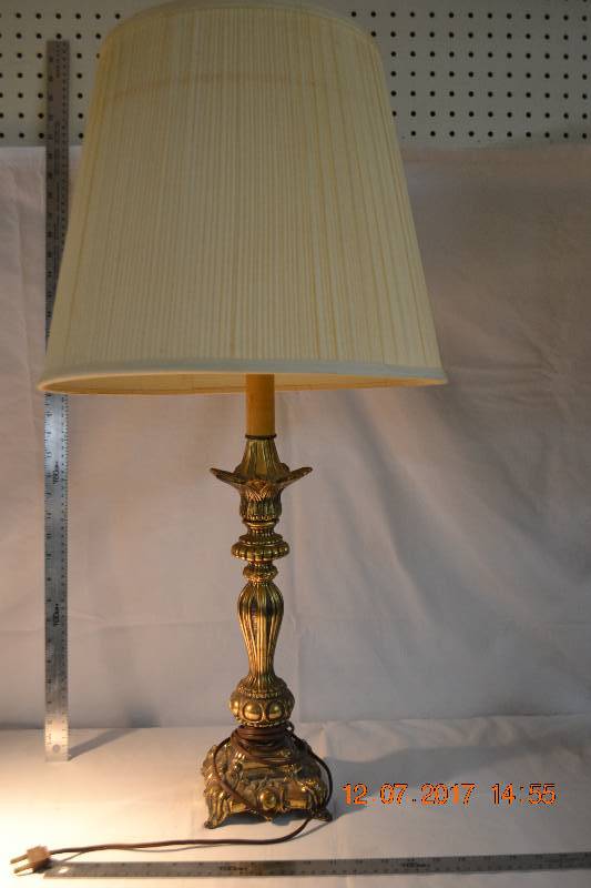 lot 47 image: Lamp