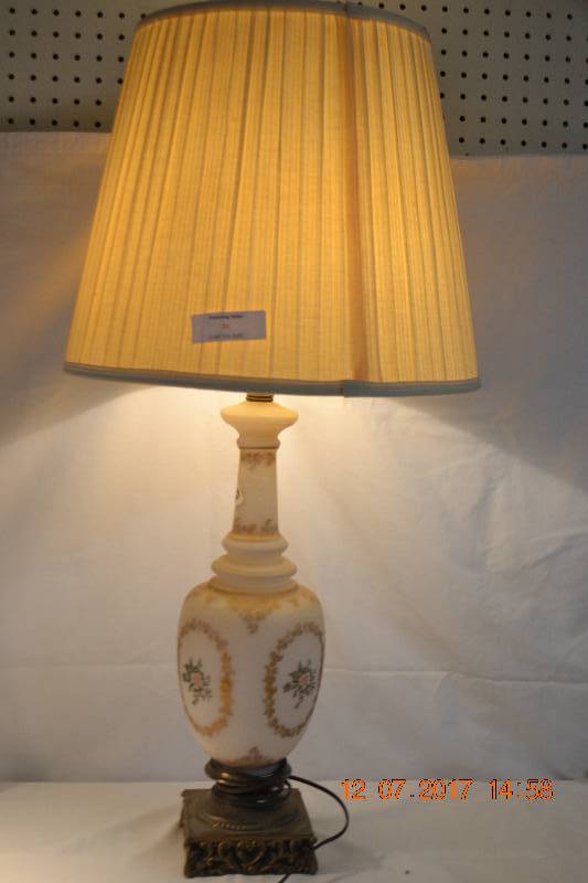 lot 48 image: Lamp