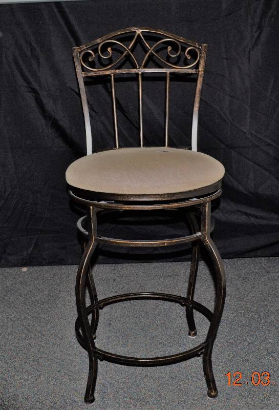 lot 5 image: Bar Stool