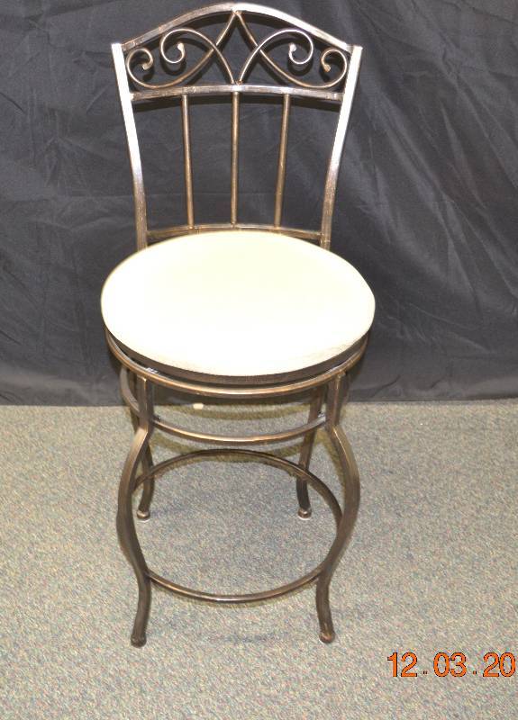 lot 6 image: Bar Stool