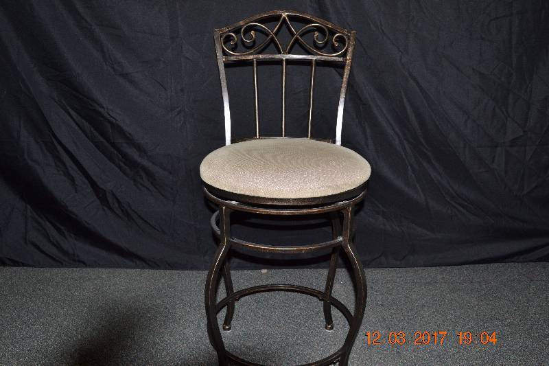 lot 7 image: Bar Stool