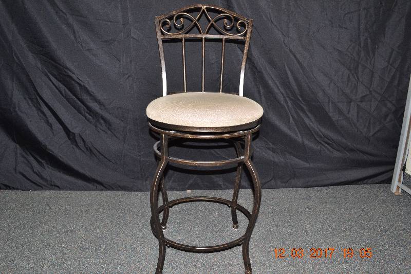 lot 8 image: Bar Stool