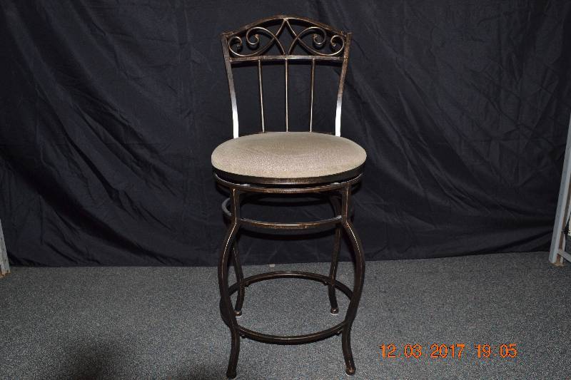 lot 9 image: Bar Stool