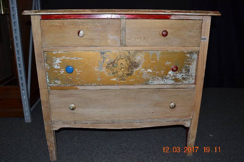 lot 11 image: Antique Dresser