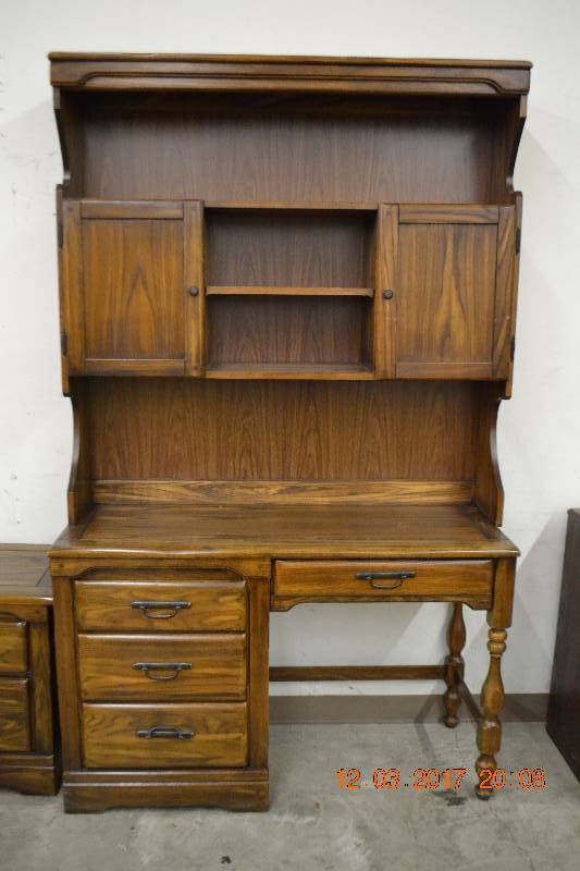 lot 20 image: Desk