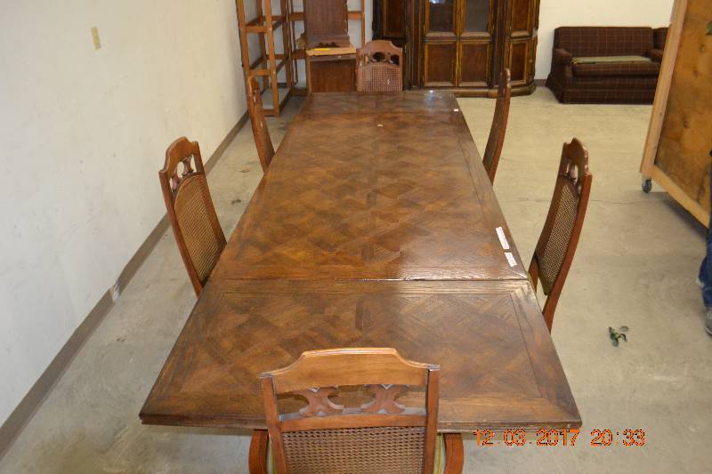 lot 23 image: Dining room Table 2 leaves and 6 Chairs 5 regular and 2 Captain