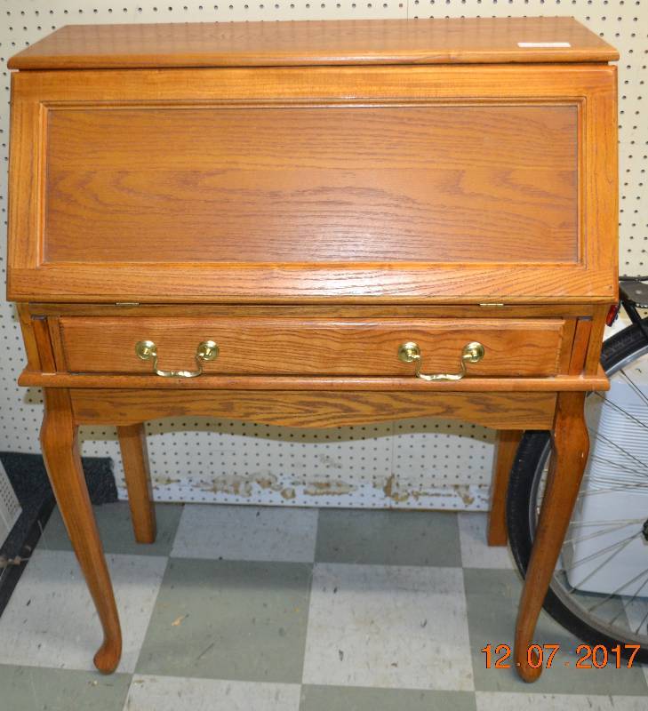 lot 55 image: Desk