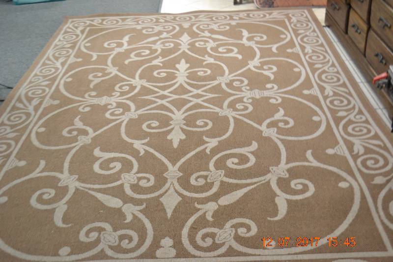 lot 60 image: Nice area Rug