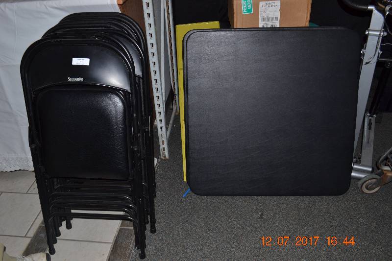 lot 64 image: Card Table with 4 Padded Chairs
