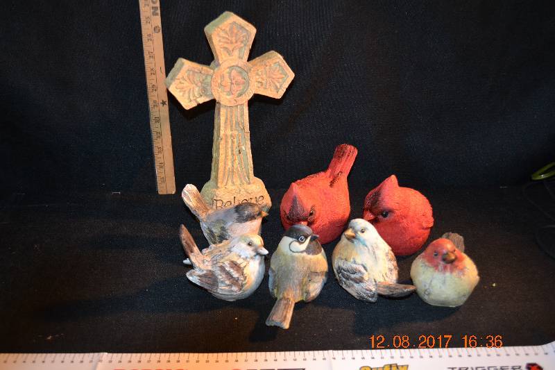 lot 109 image: Decorative Patio Birds and Cross