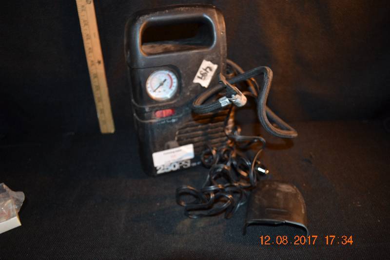 lot 123 image: Portable Car Aircompressor