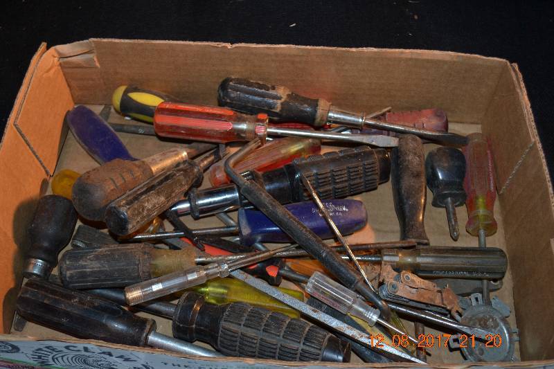 lot 129 image: Box of Misc Screwdrivers