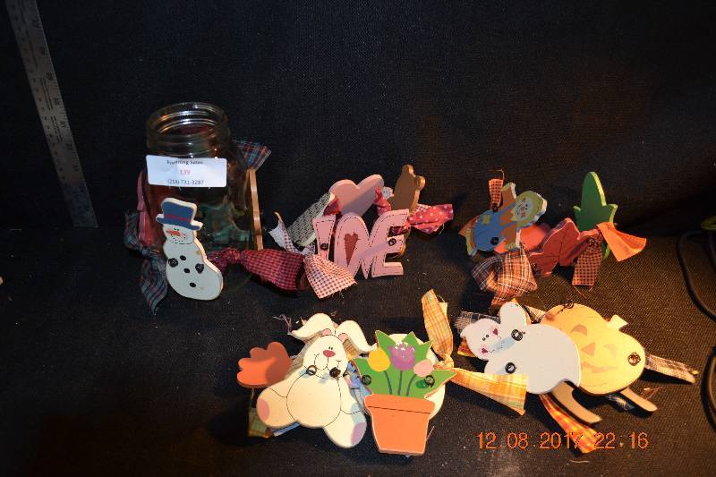 lot 139 image: Holiday Dcor that you put around a mason jar