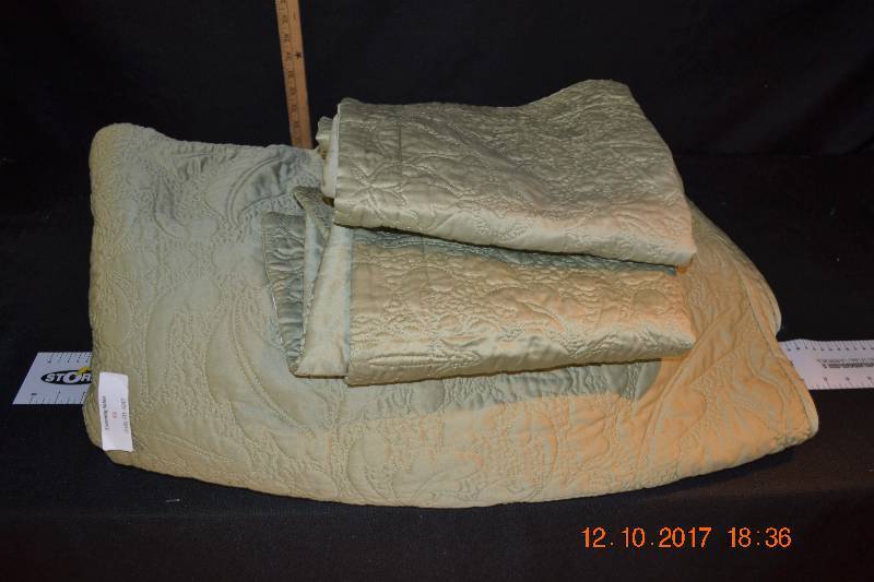 lot 81 image: Fieldcrest King Size Bedspread Beautiful With Shams