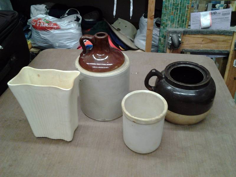 lot 21 image: Red Wing Vase, USA (With Bird) Crock, Bean Pot No Lid Fire Proof, Crock Jug