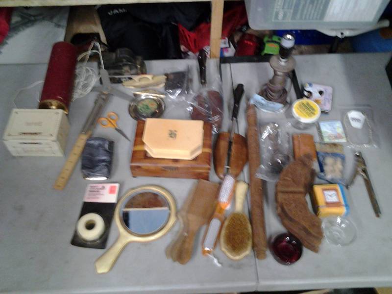 lot 46 image: Vintage Dresser Set (Bakelite) Lamp, Jewelry Box, Accessories, More