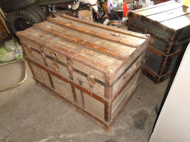 lot 13 image: Vintage Steamer Trunk