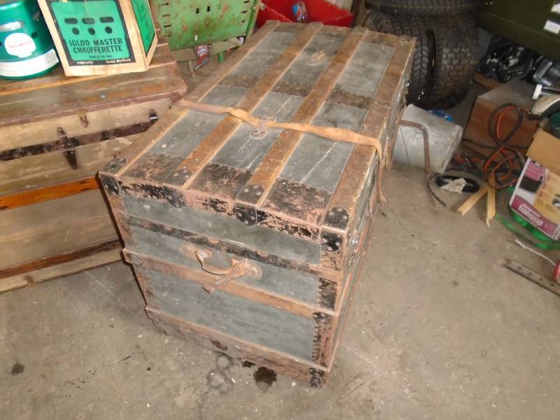lot 14 image: Vintage Steamer Trunk