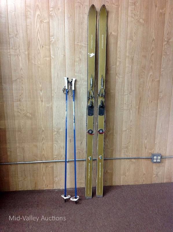 lot 28 image: Snow Skies & Poles