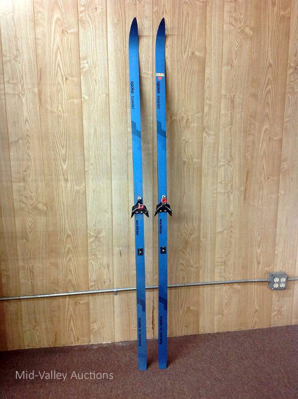 lot 29 image: Snow Skies