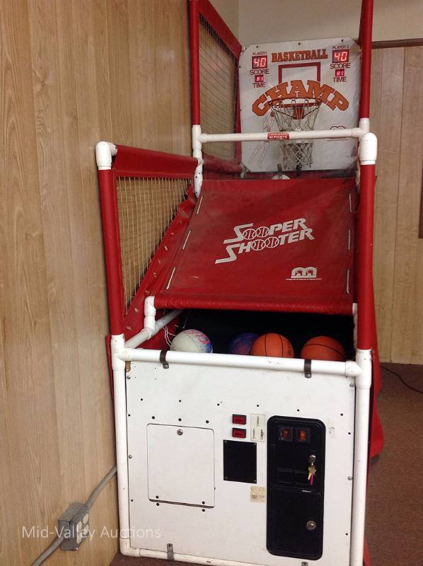 lot 2 image: Arcade Basketball Game