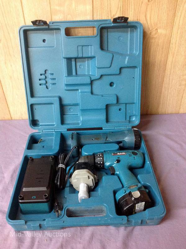 lot 31 image: Makita Cordless Drill Kit
