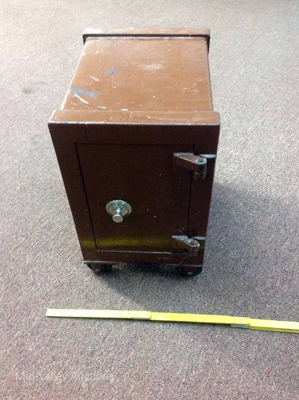 lot 34 image: Small Old Safe