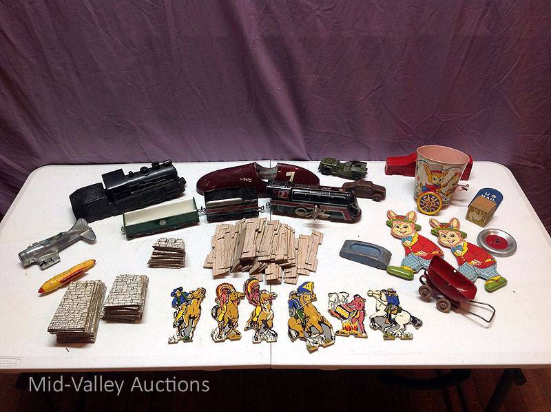 lot 52 image: Vintage Toys