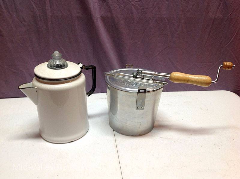 lot 60 image: Vintage Porcelian Coffee Pot & Popcorn Popper