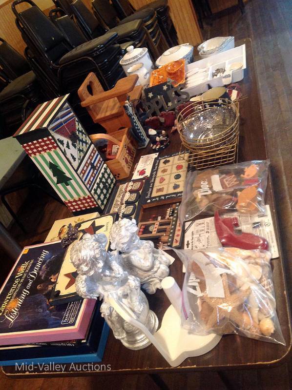 lot 89 image: Everything On Table