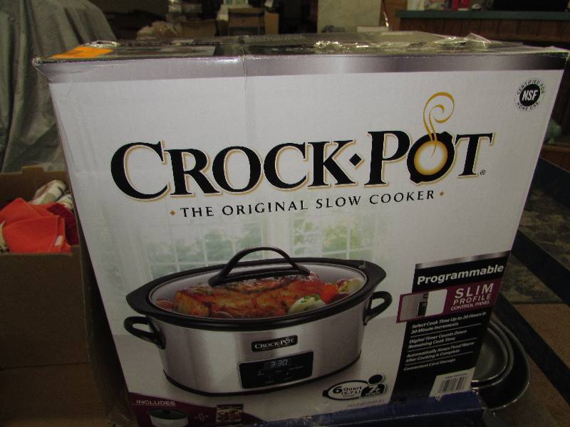 lot 123 image: 6 QT CROCK POT WLITTLE DIPPER CROCK