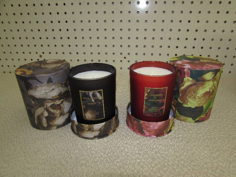 lot 131 image: 2 JAR CANDLES, THE THIRD ONE DOES NOT HAVE A JAR, JUST A CANDLE