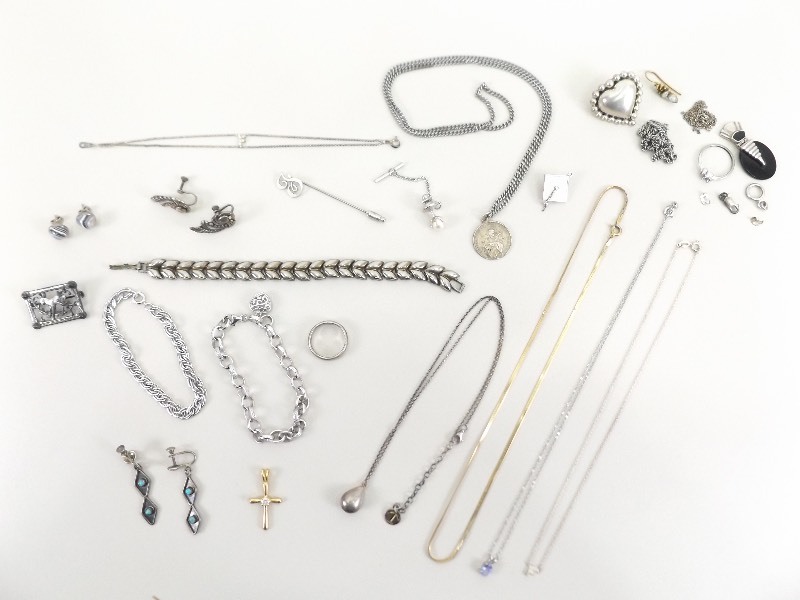 Larger Lot of Misc .925 Sterling Silver Rings, Bracelets, Earrings, etc. (134.9 grams Total Weight)