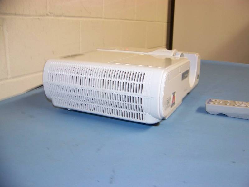 lot 12 image: Mitsubishi, XD221U, DLP Projector with Remote Control
