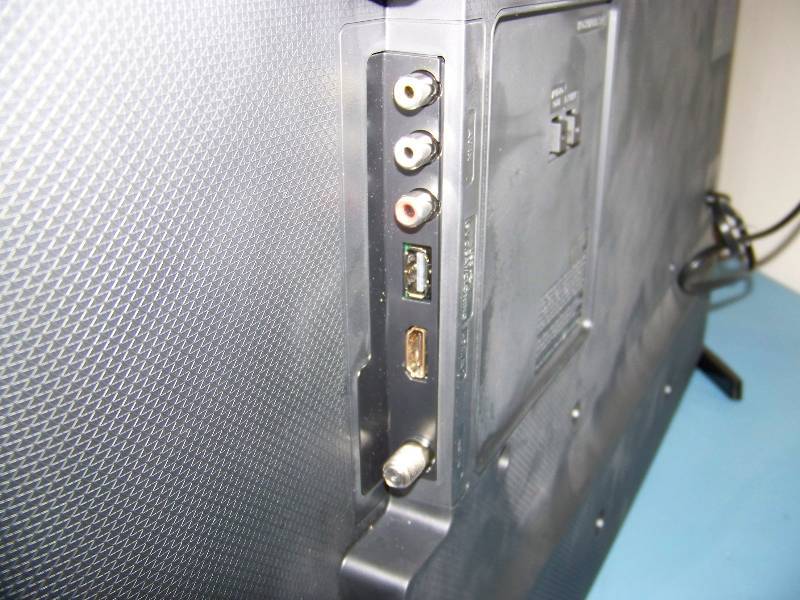 lot 5 image: 32, Samsung, Series 4, Hospitality Commercial Grade, LED-Backlit LCD, HDTV  Television