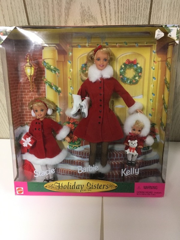 lot 17 image: Barbie - Holiday Sisters Gift Set